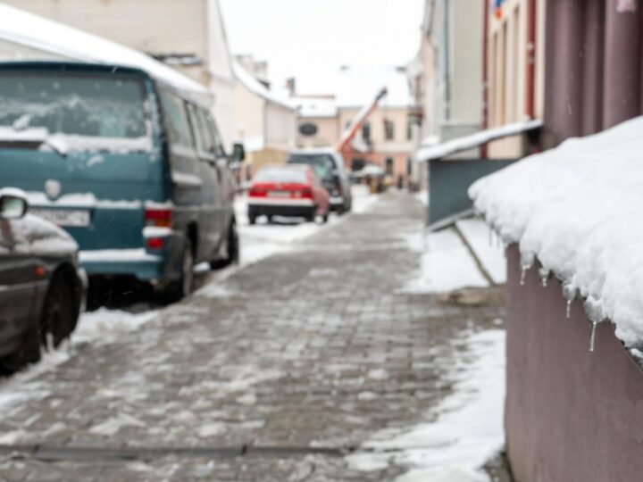 Opady śniegu w Złocieńcu przyczyną niebezpiecznej sytuacji na drogach – starsza kobieta hospitalizowana