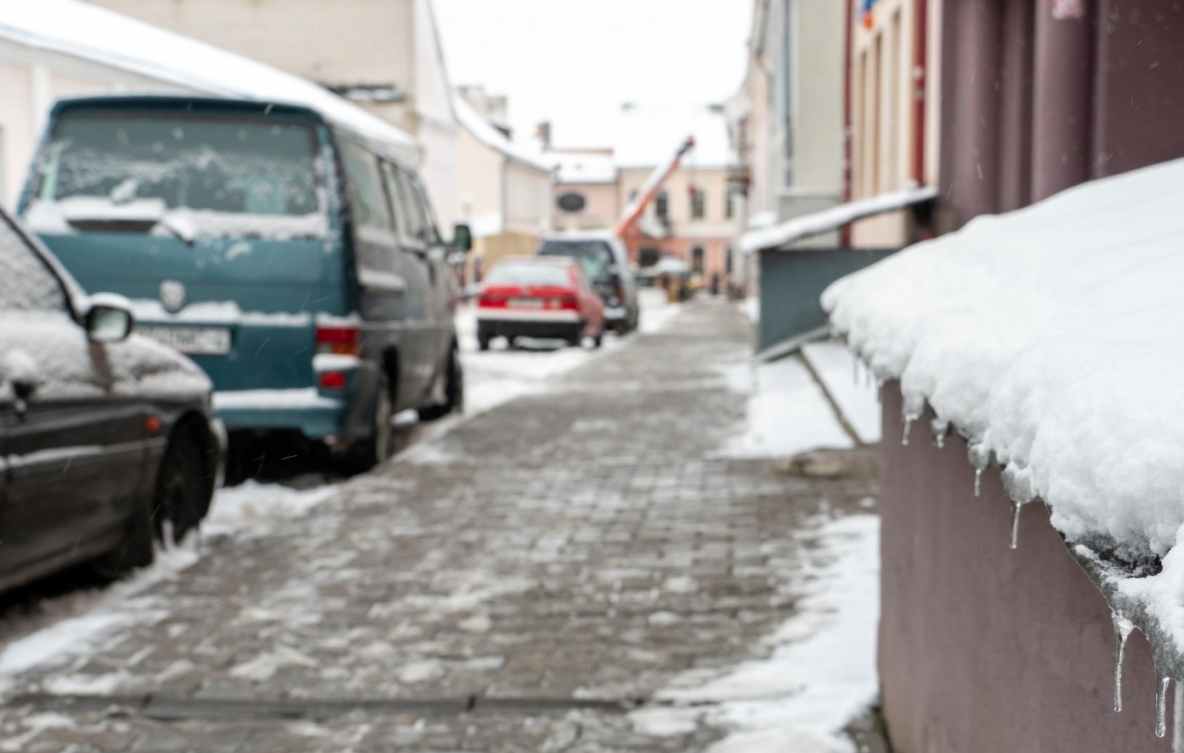Opady śniegu w Złocieńcu przyczyną niebezpiecznej sytuacji na drogach – starsza kobieta hospitalizowana