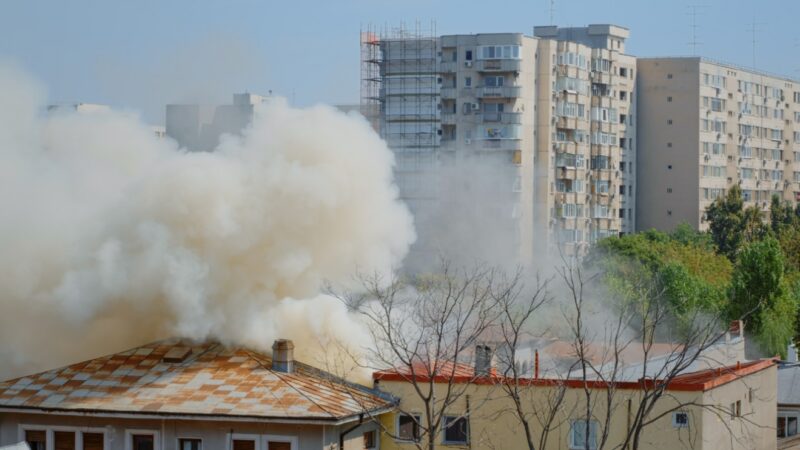 Wybuch pożaru na poddaszu bloku mieszkalnego w Złocieńcu: dwie osoby ewakuowane, nikt nie odniósł obrażeń