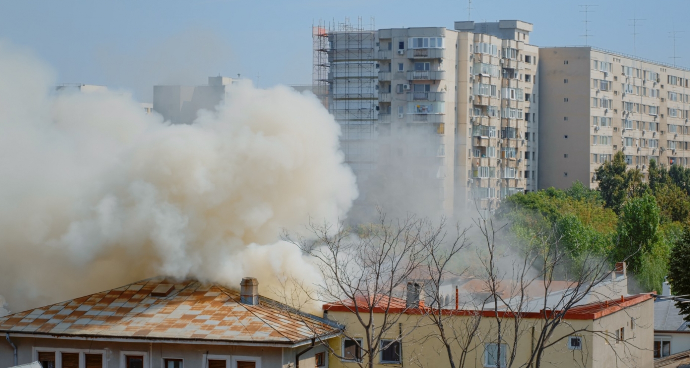 Wybuch pożaru na poddaszu bloku mieszkalnego w Złocieńcu: dwie osoby ewakuowane, nikt nie odniósł obrażeń