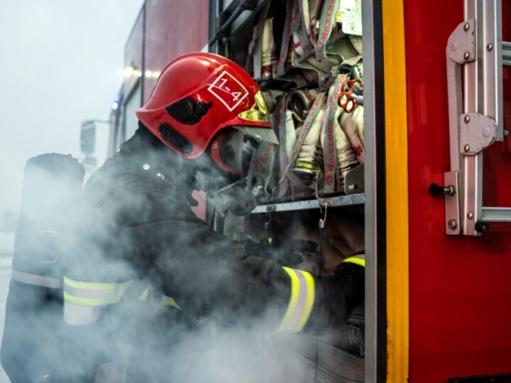 Interwencja służb ratowniczych związana z zagrożeniem pożarowym w domu jednorodzinnym w Złocieńcu
