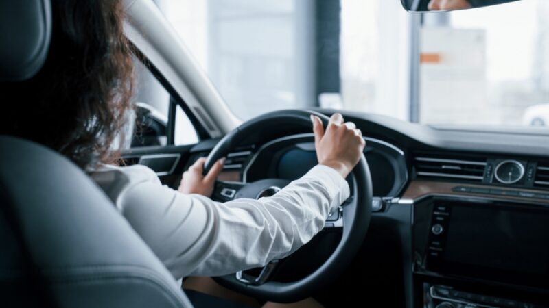 Utrudnienia na ulicy Złocienieckiej w Drawsku Pomorskim – niezabezpieczona dziura w asfalcie