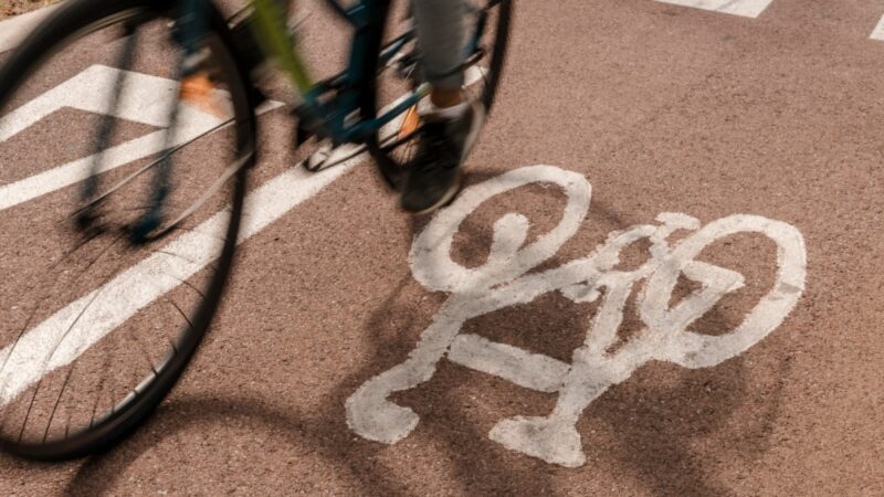 Zawieszenie budowy ścieżki rowerowej między Złocieńcem a Wałczem z powodu sporu o grunt kolejowy