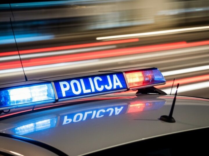 Kierowca Volvo z 1,5 promila uciekał przed policją, zakończył w rowie