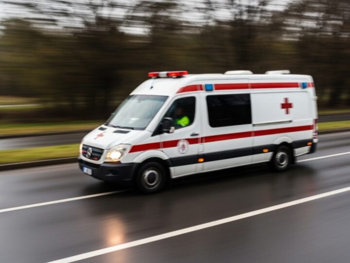 Błyskawiczna akcja ratunkowa w lesie – mężczyzna uratowany dzięki współpracy służb