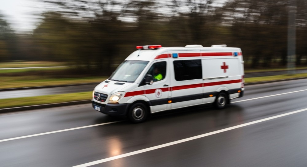 Błyskawiczna akcja ratunkowa w lesie – mężczyzna uratowany dzięki współpracy służb