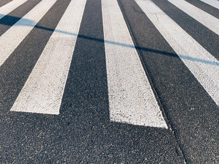 Policjantka uczy przedszkolaki o bezpieczeństwie na drodze