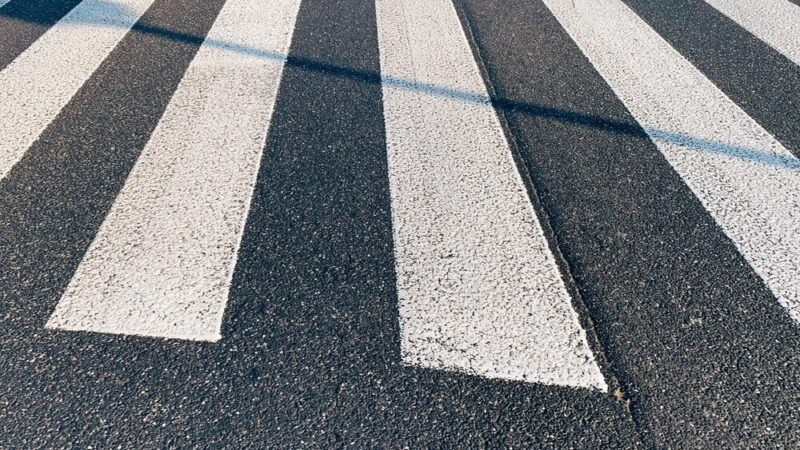 Policjantka uczy przedszkolaki o bezpieczeństwie na drodze