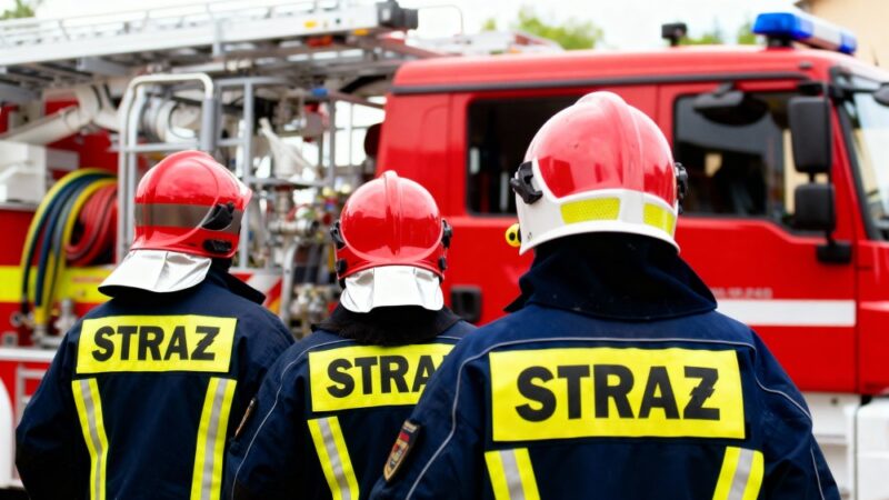 Edukacyjne pokazy gaszenia ognia w Powiecie Drawskim