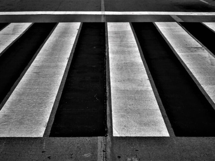 Bezpieczeństwo pieszych i rowerzystów w Drawsku: Policja przypomina o widoczności na drodze