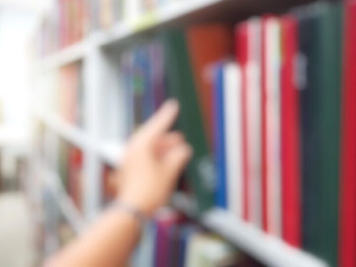Seniorzy, bądźcie czujni! Policjantki edukują o oszustwach w Dziennym Domu Seniora